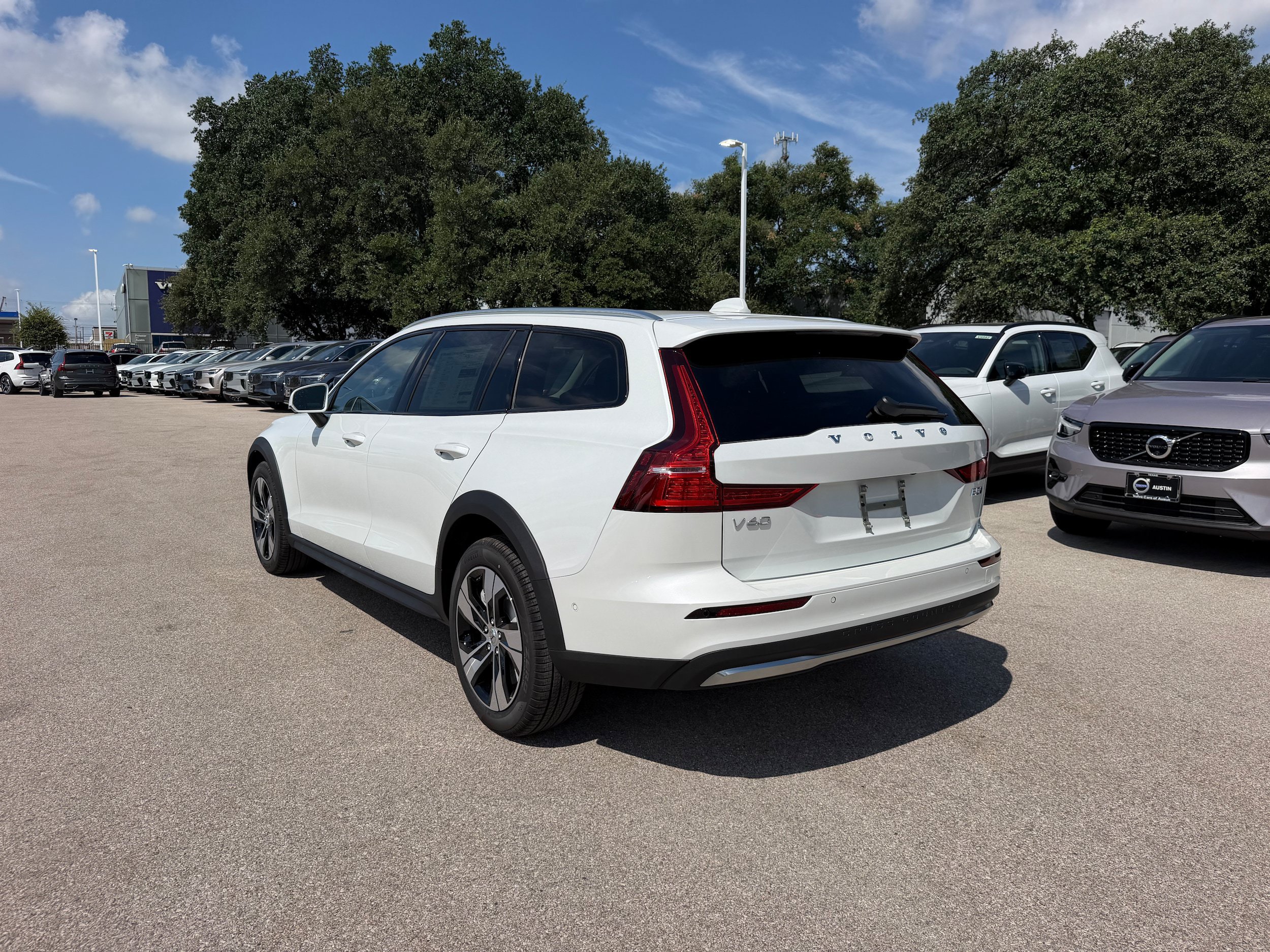 New 2026 Volvo V60 B5 Cross Country Plus w/ Climate Package AWD/4WD image 4