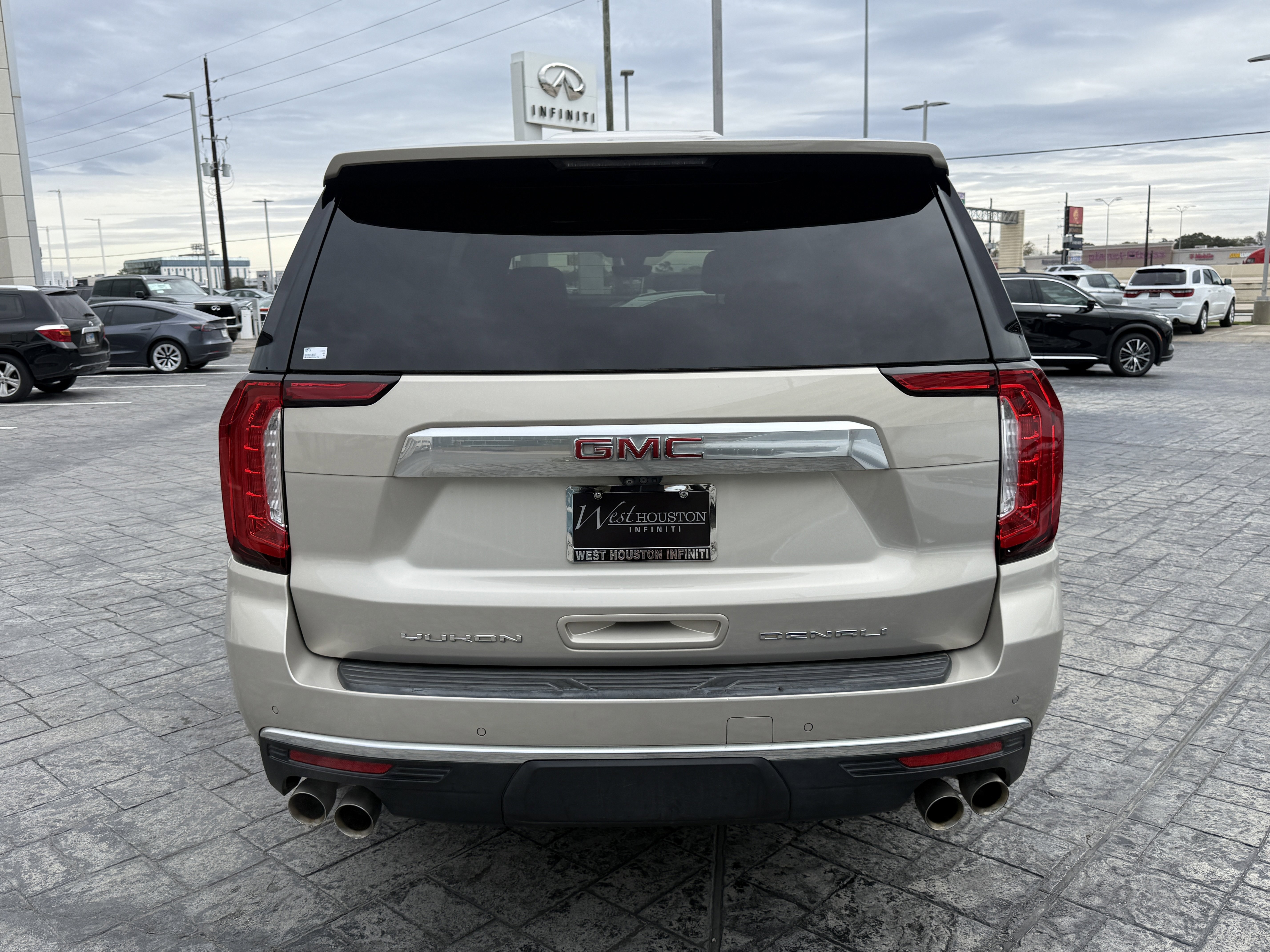 Used 2021 GMC Yukon XL Denali w/ Denali Premium Package image 6