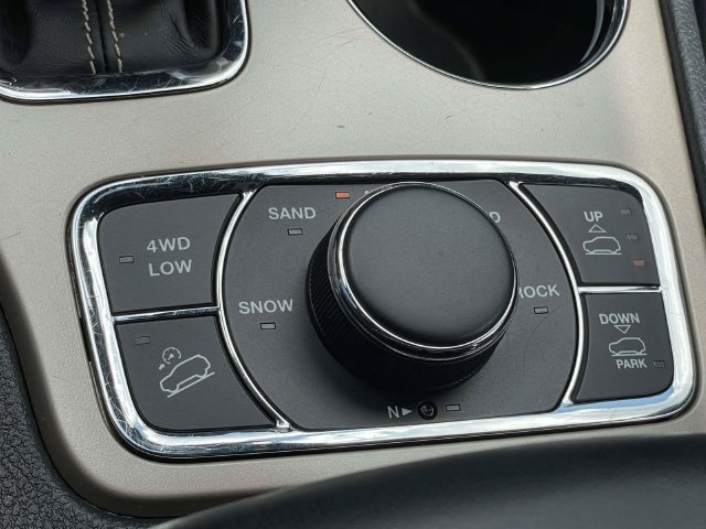 Used 2017 Jeep Grand Cherokee Overland AWD/4WD image 32