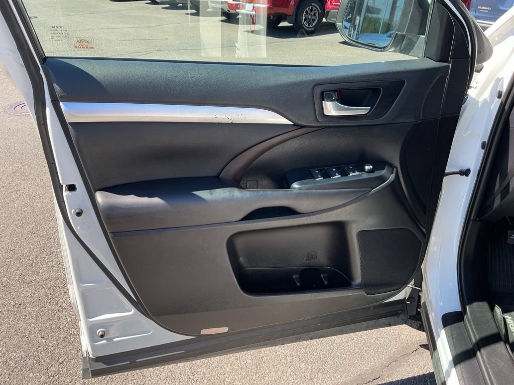 Used 2019 Toyota Highlander XLE AWD/4WD image 17