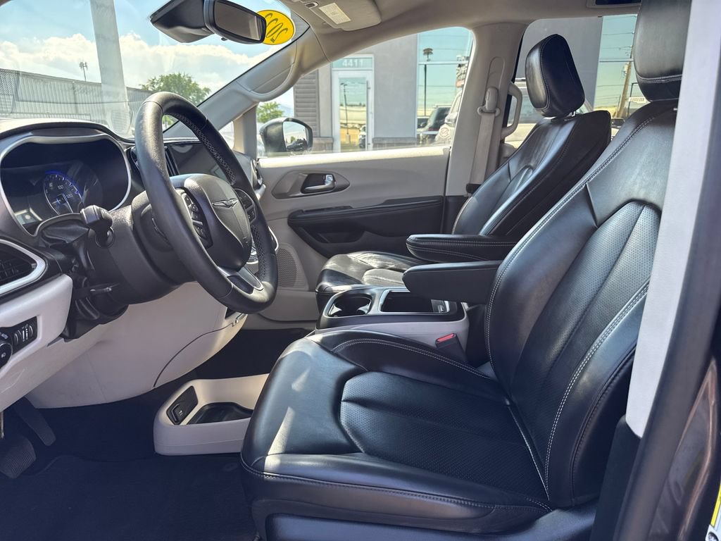 Used 2023 Chrysler Pacifica Touring-L FWD image 9