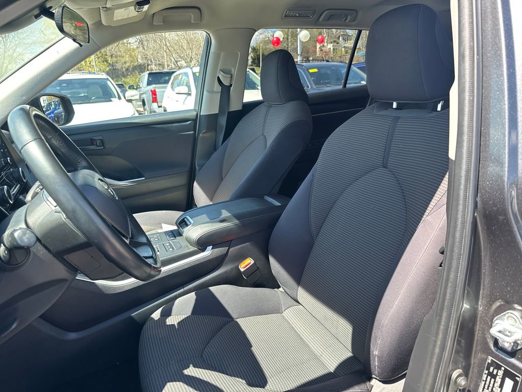 Used 2022 Toyota Highlander LE AWD/4WD image 14