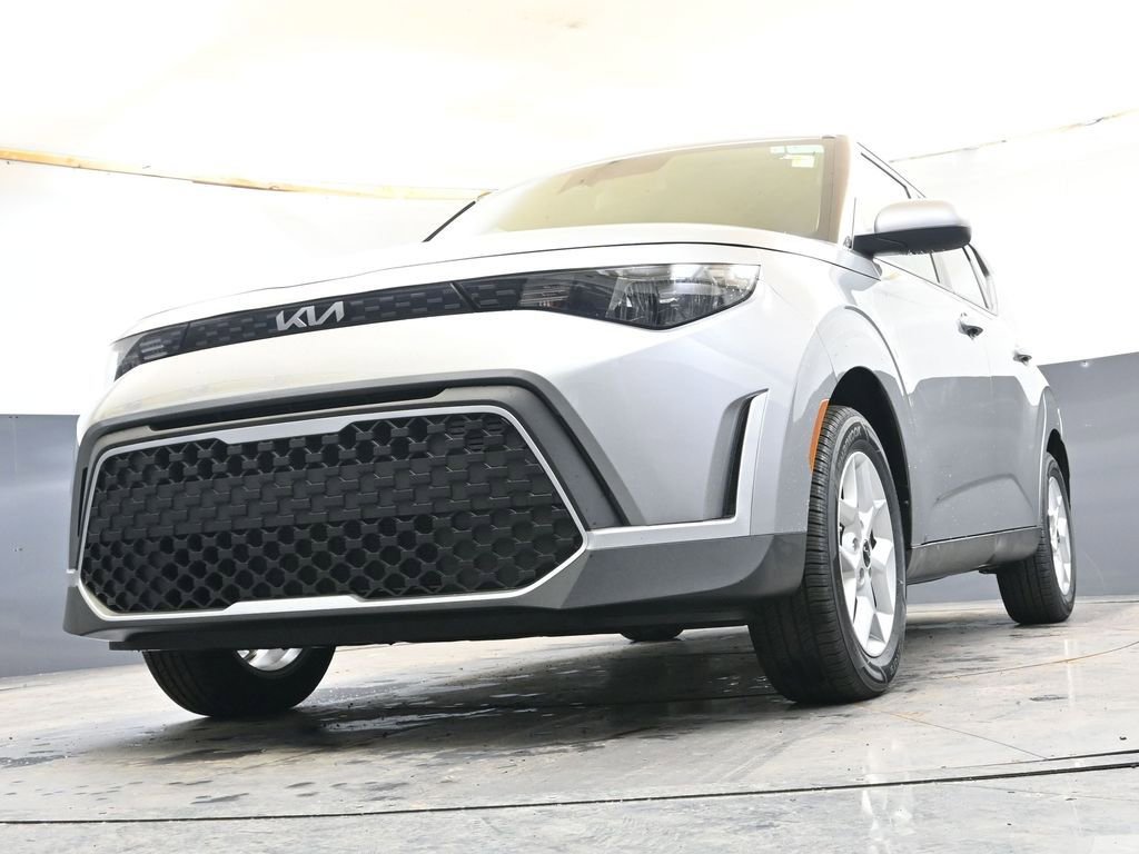 Used 2025 Kia Soul LX w/ LX Technology Package FWD image 28