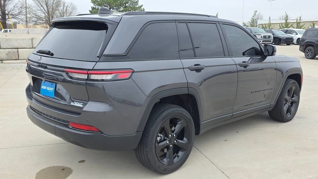 Used 2023 Jeep Grand Cherokee Altitude AWD/4WD image 5