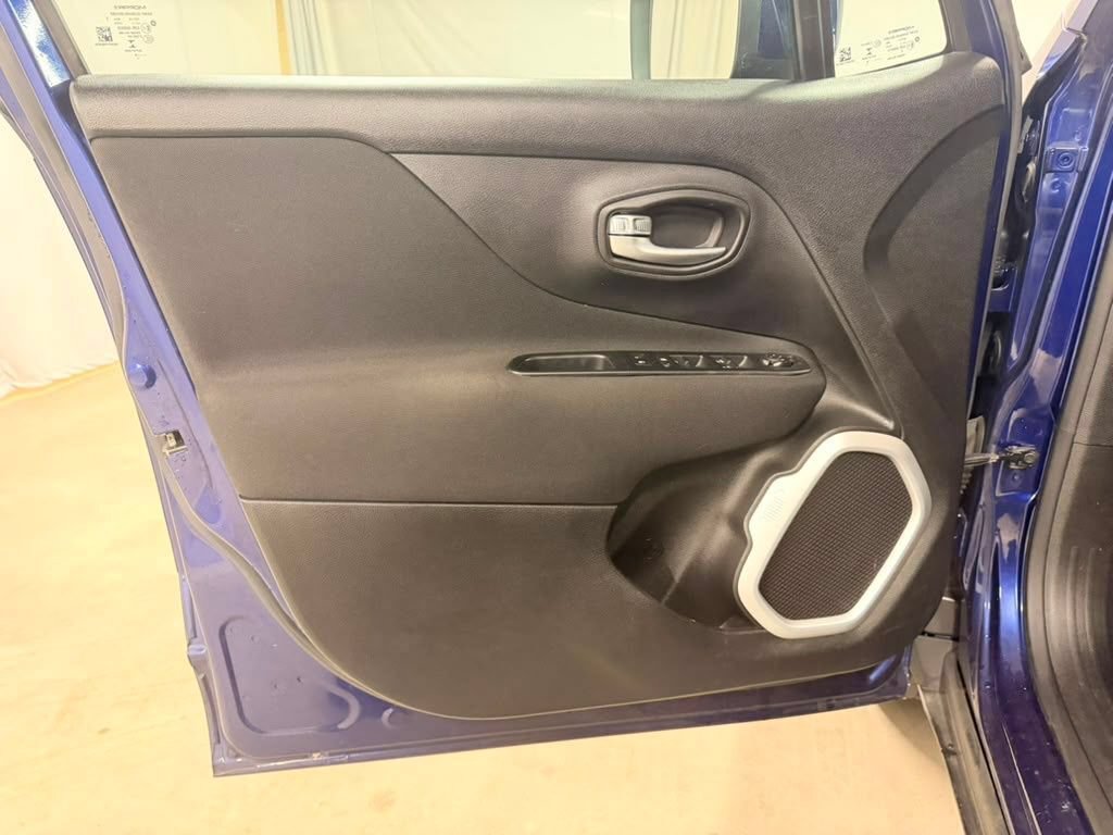 Used 2018 Jeep Renegade Latitude w/ Cold Weather Group AWD/4WD image 19