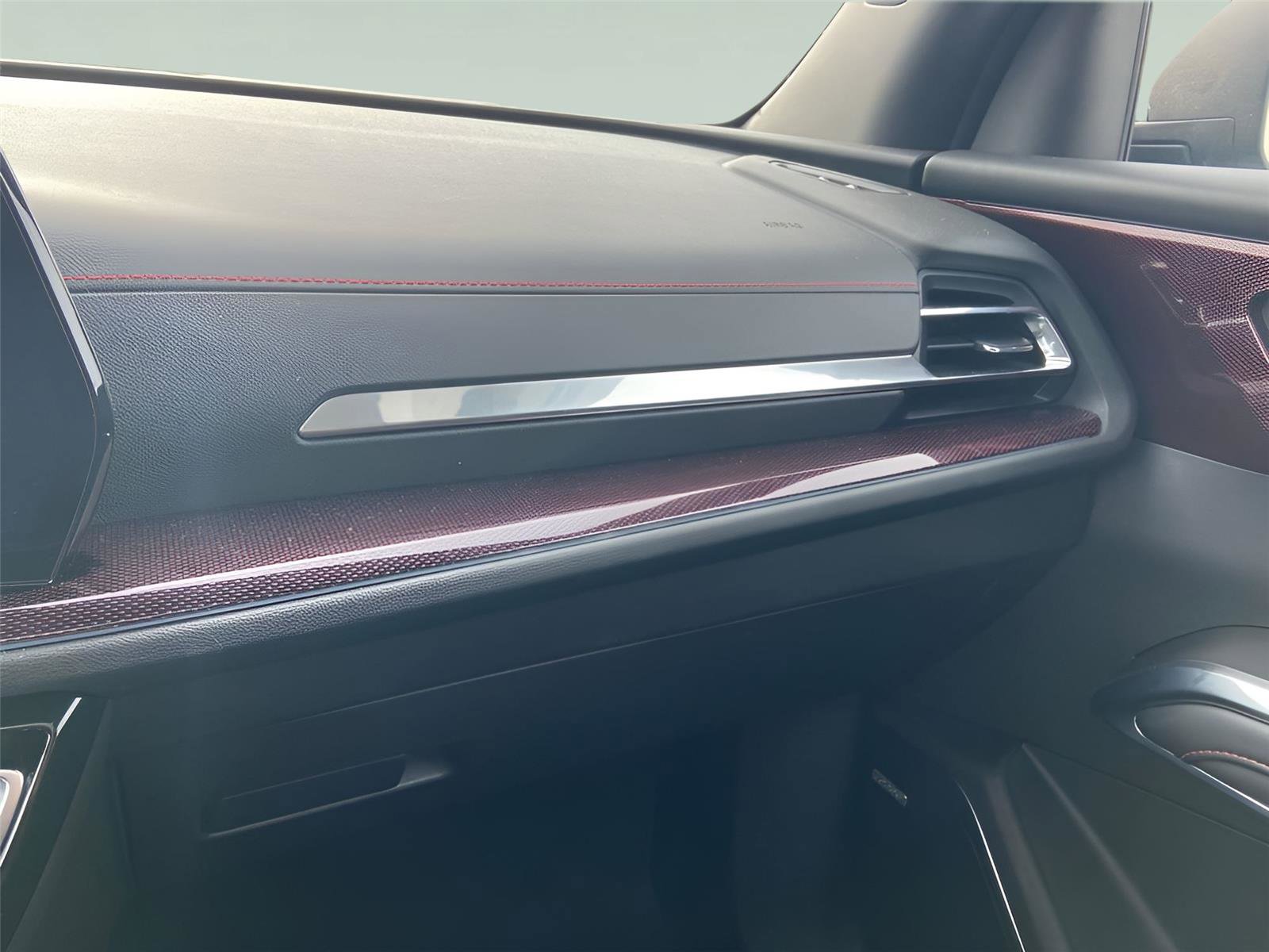 Used 2025 Chevrolet Traverse RS image 25