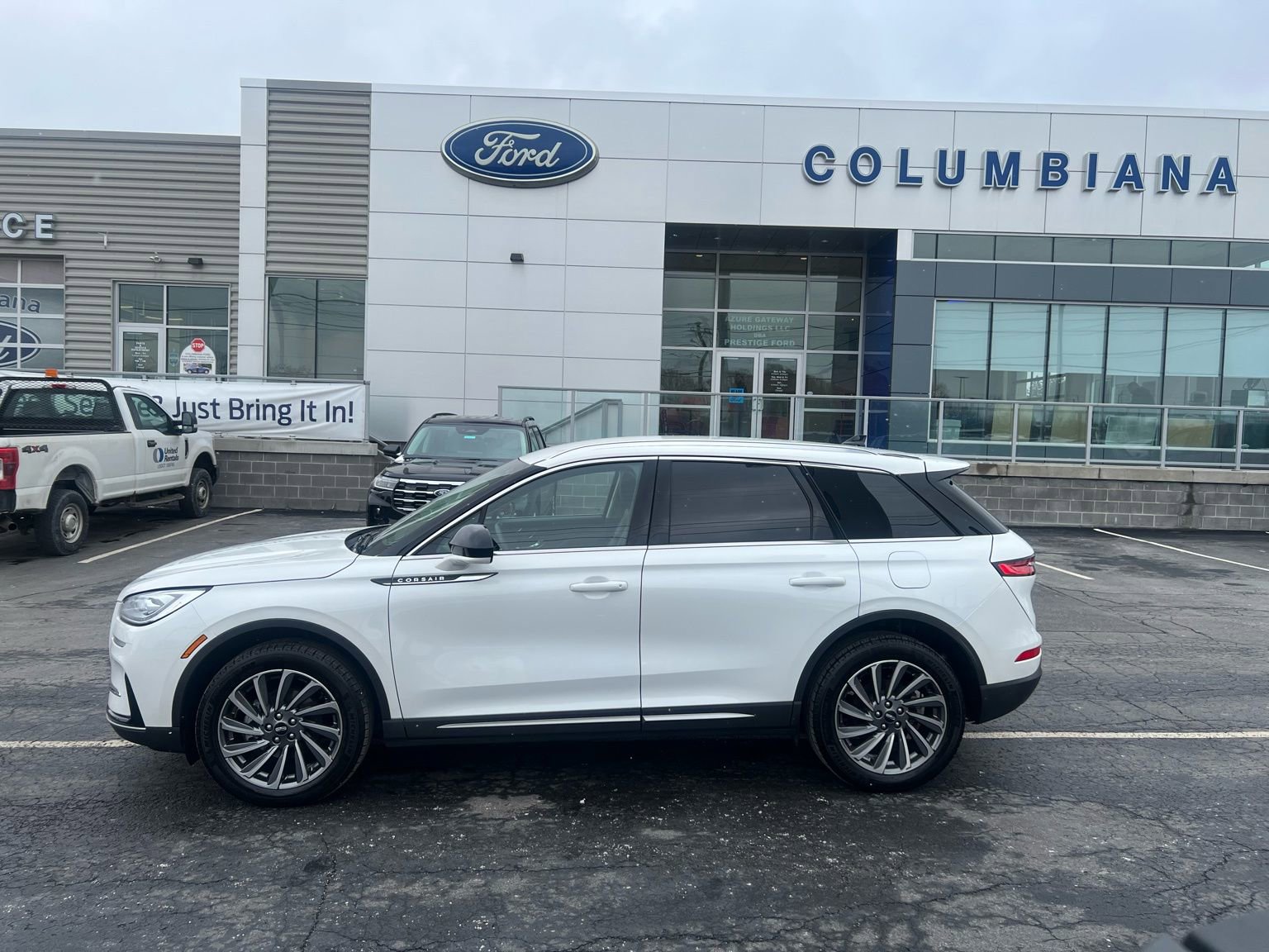 Used 2023 Lincoln Corsair Reserve w/ Rear Removable Package Tray image 2