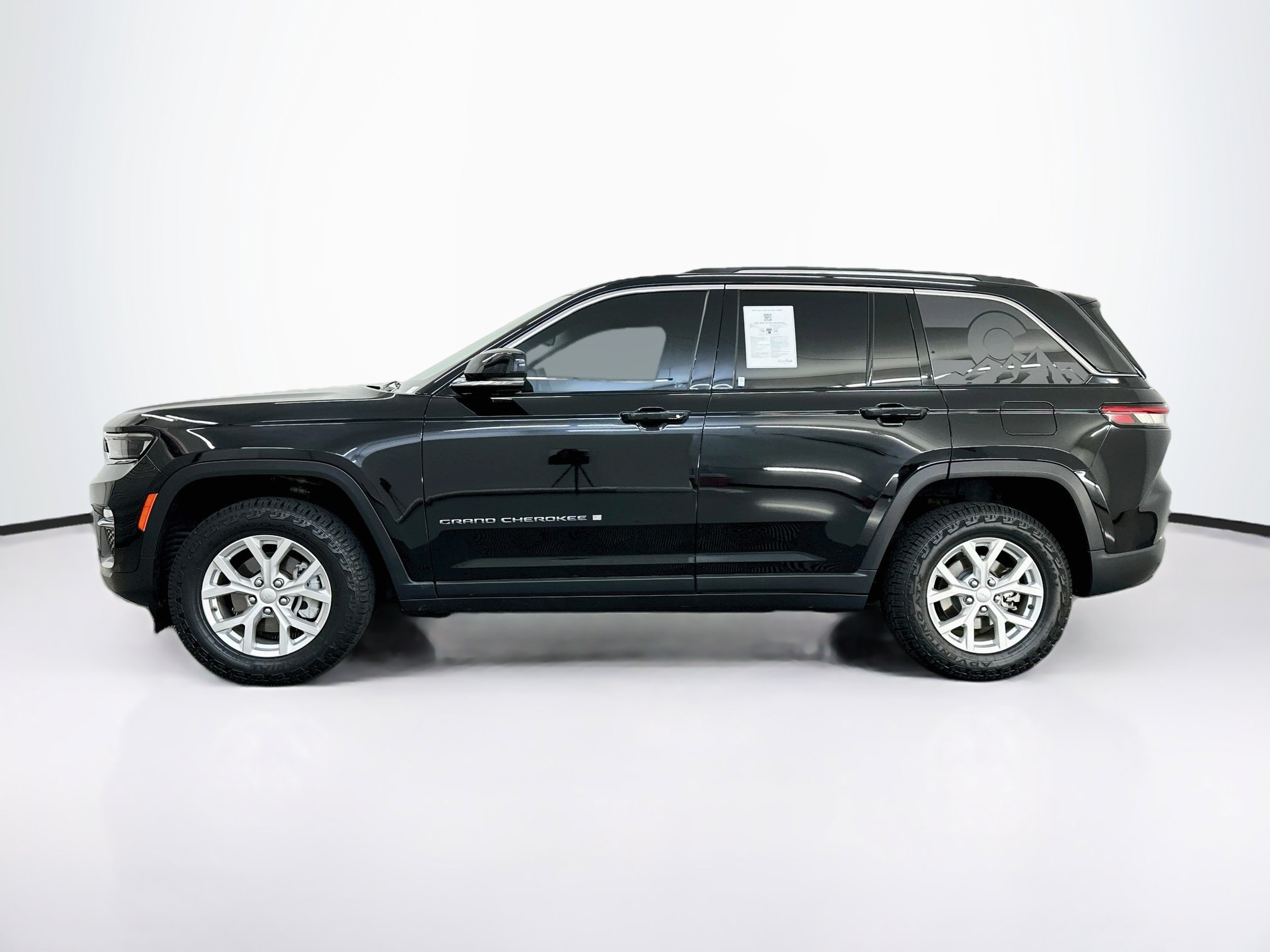 Used 2023 Jeep Grand Cherokee Limited AWD/4WD image 4