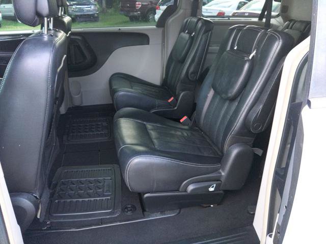 Used 2011 Chrysler Town & Country Touring-L w/ Entertainment Group #2 FWD image 14