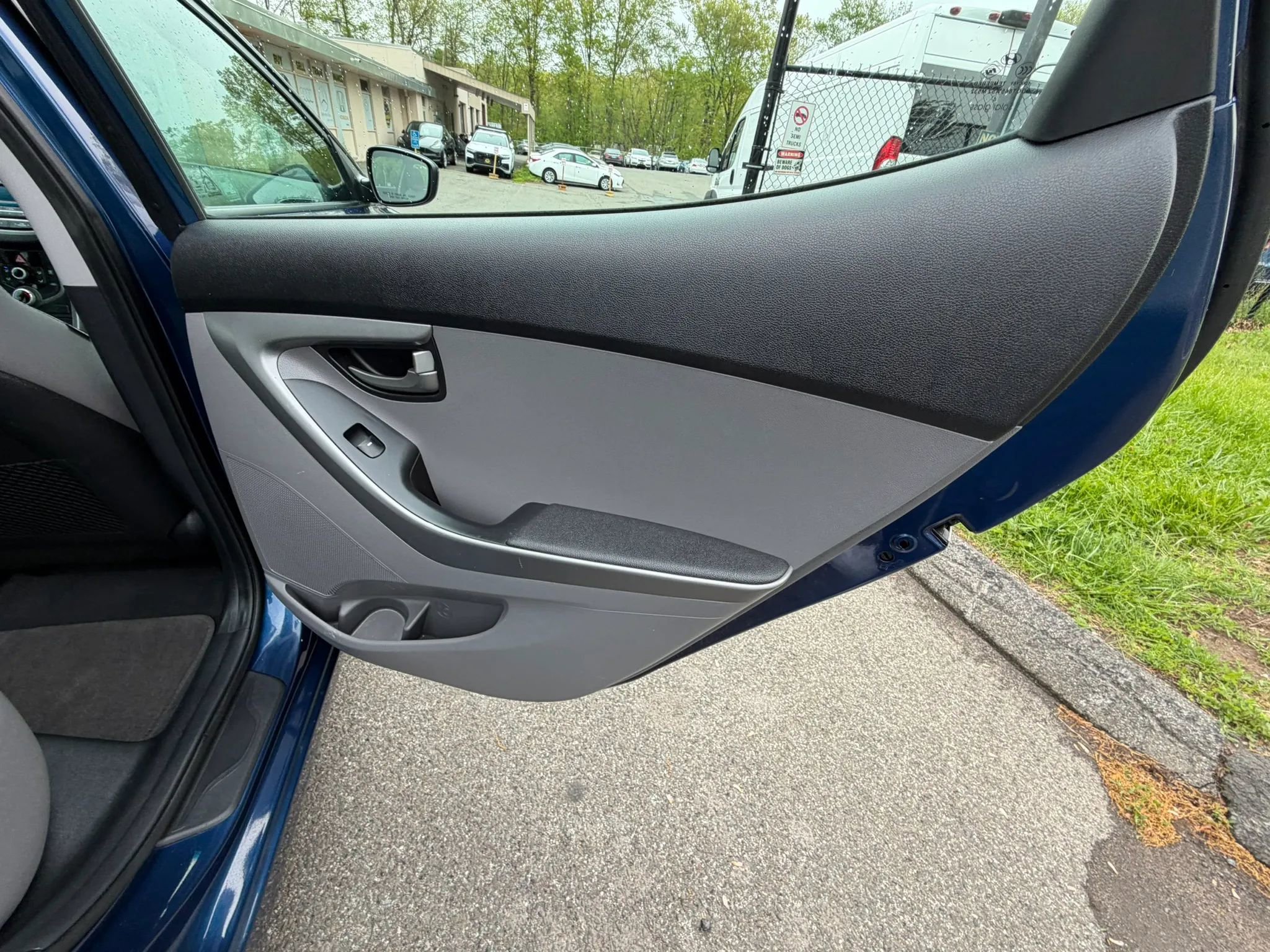Used 2015 Hyundai Elantra SE FWD image 17