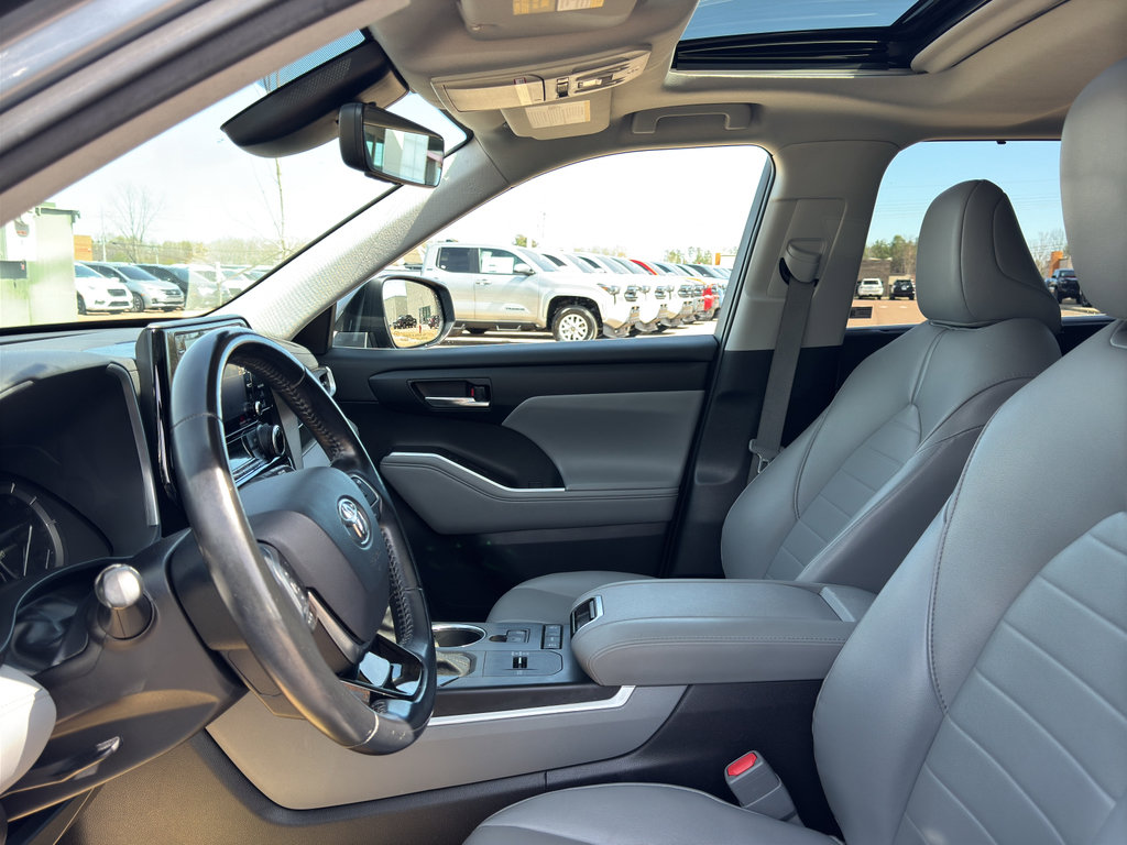 Used 2021 Toyota Highlander XLE image 10
