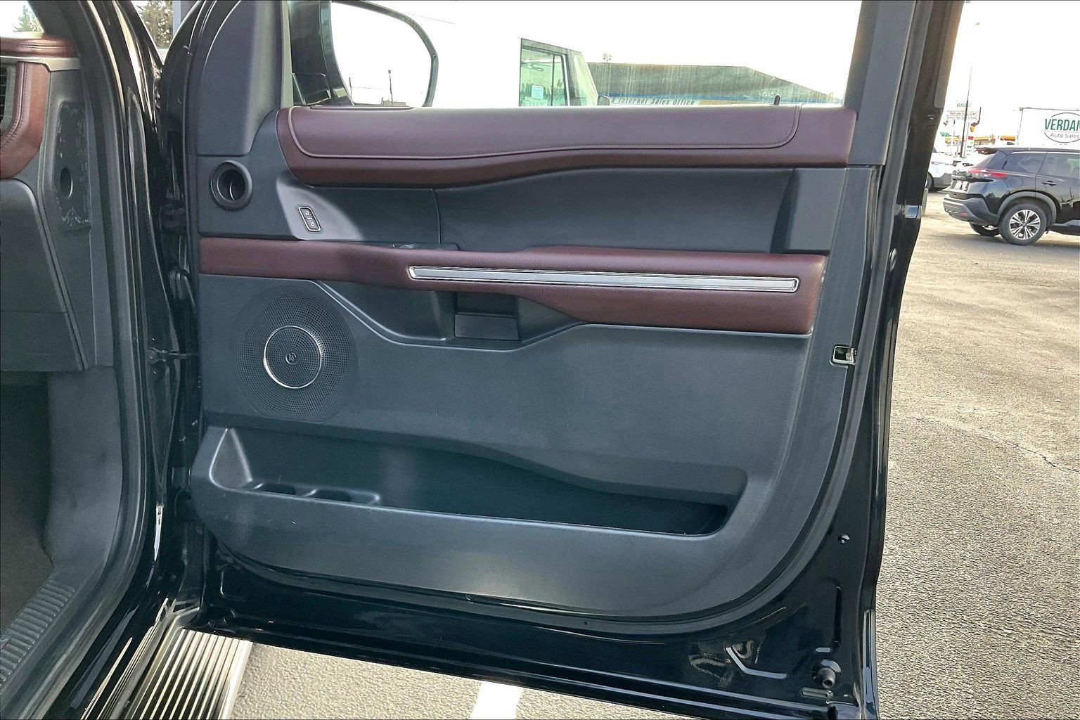 Used 2023 Ford Expedition Limited image 24