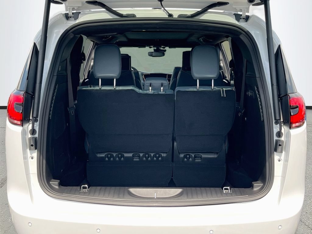New 2027 Chrysler Pacifica Pinnacle w/ Theater Group FWD image 26