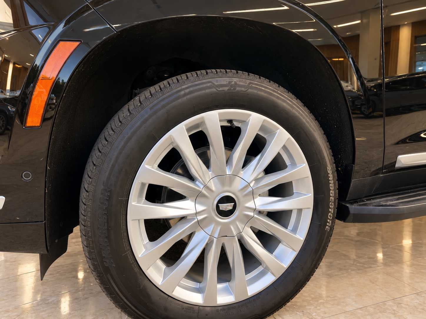 Used 2025 Cadillac Escalade ESV Luxury AWD/4WD image 25