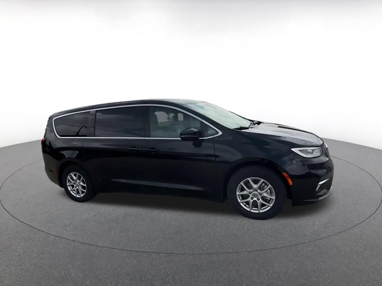 Used 2025 Chrysler Pacifica Select FWD image 2
