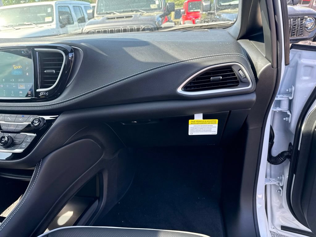 New 2027 Chrysler Pacifica Limited AWD/4WD image 28