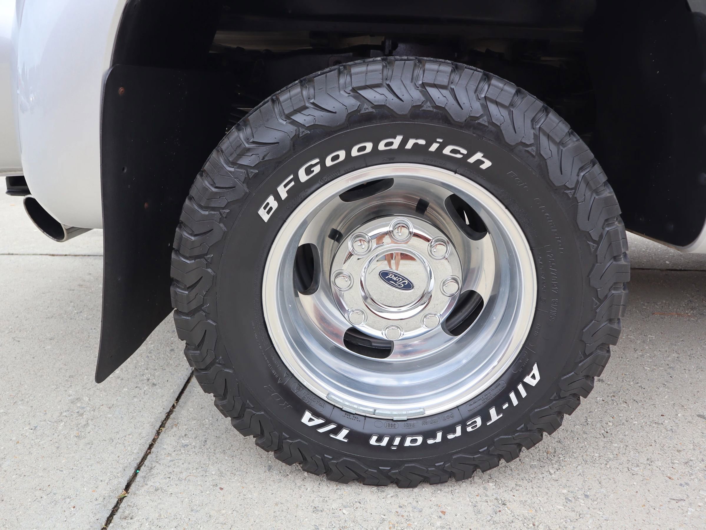 Used 2015 Ford F350 Lariat w/ Lariat Interior Package image 39