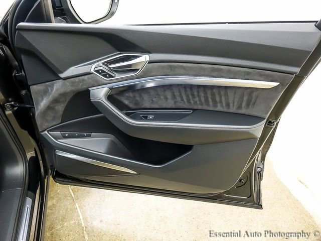Used 2021 Audi e-tron Prestige w/ Prestige Package image 26