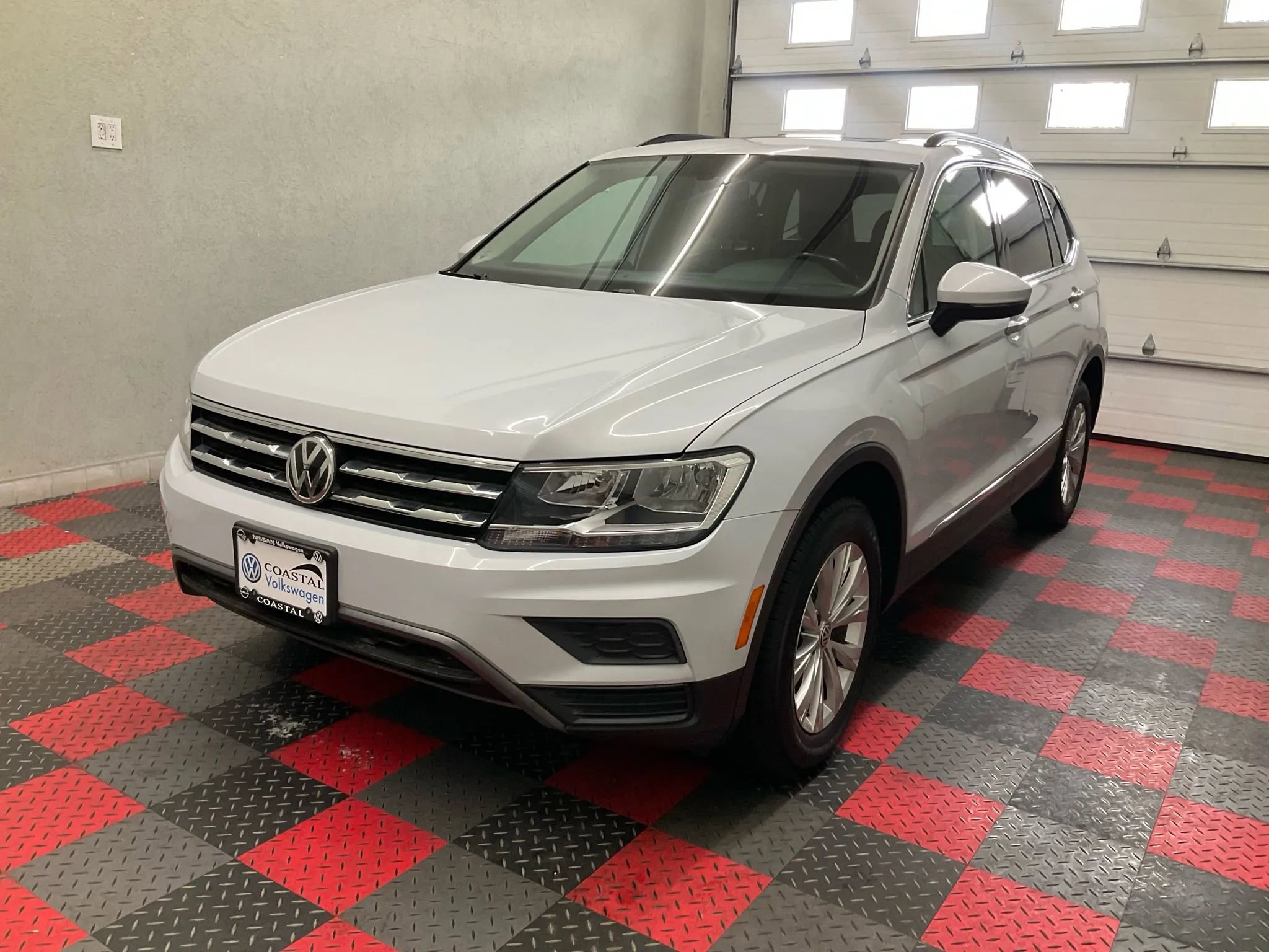 Used 2018 Volkswagen Tiguan SE w/ Panoramic Sunroof Package image 1
