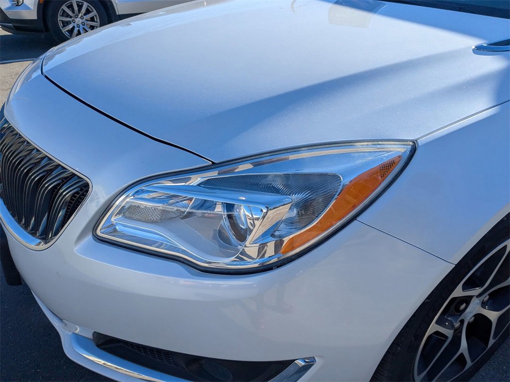 Used 2017 Buick Regal Sport Touring image 2