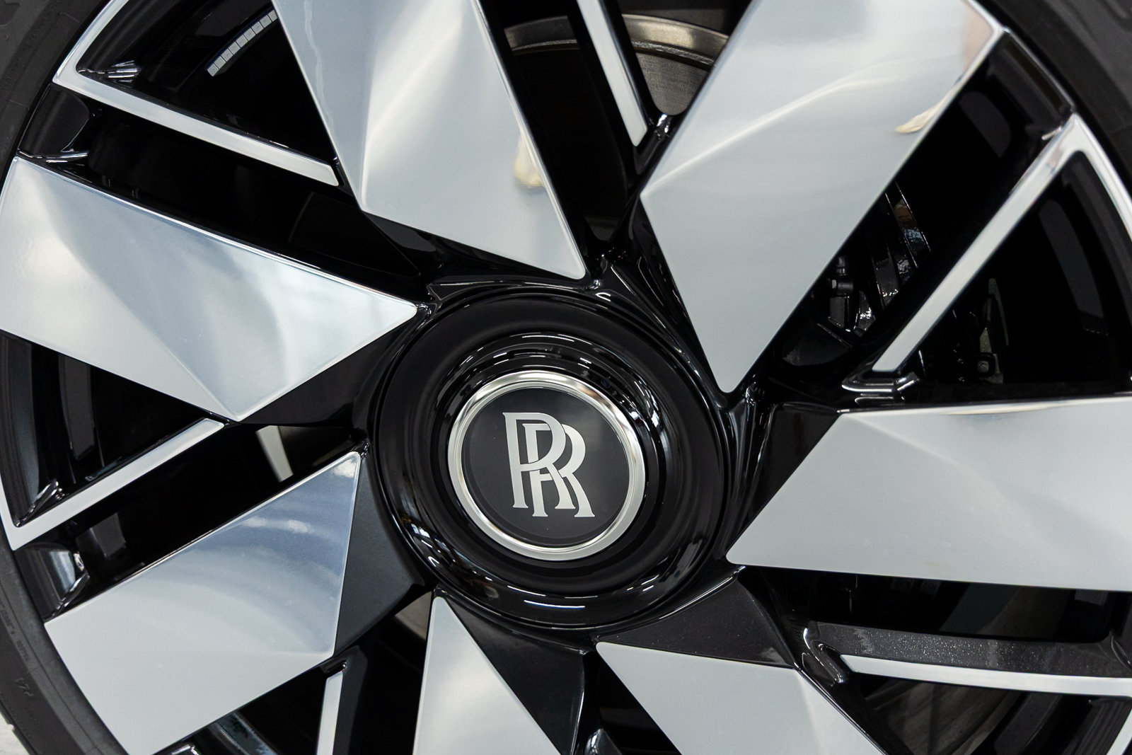 New 2027 Rolls-Royce Cullinan AWD/4WD image 17