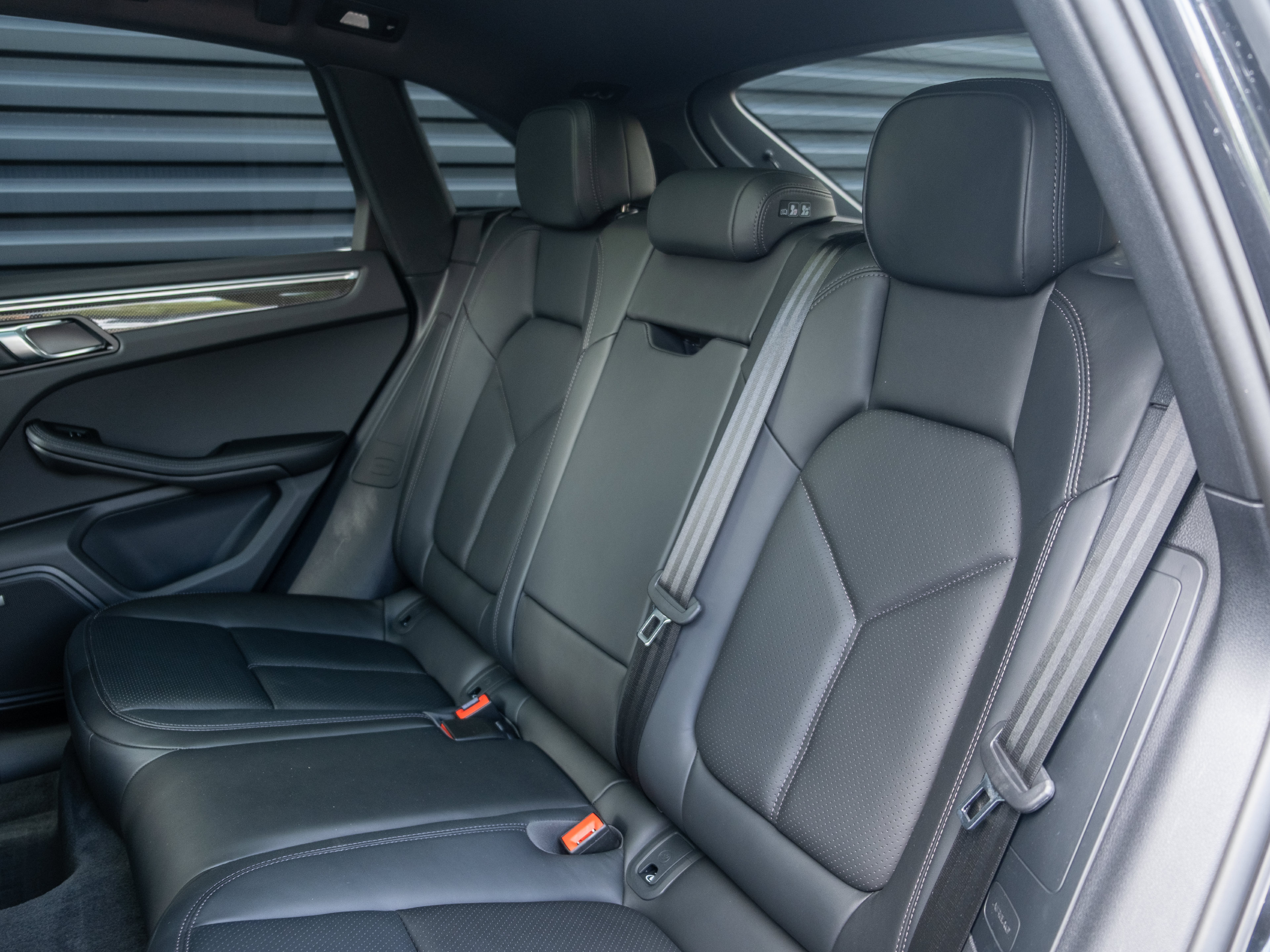 Certified 2023 Porsche Macan AWD/4WD image 36