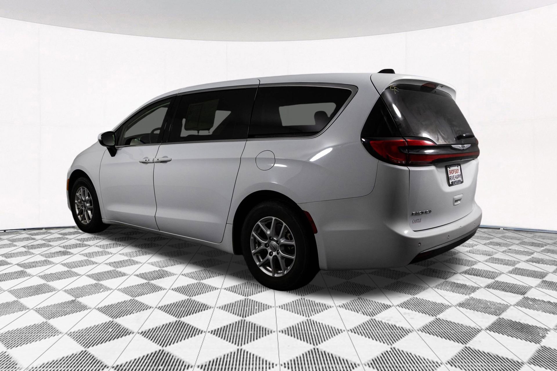 Used 2023 Chrysler Pacifica Touring-L image 10