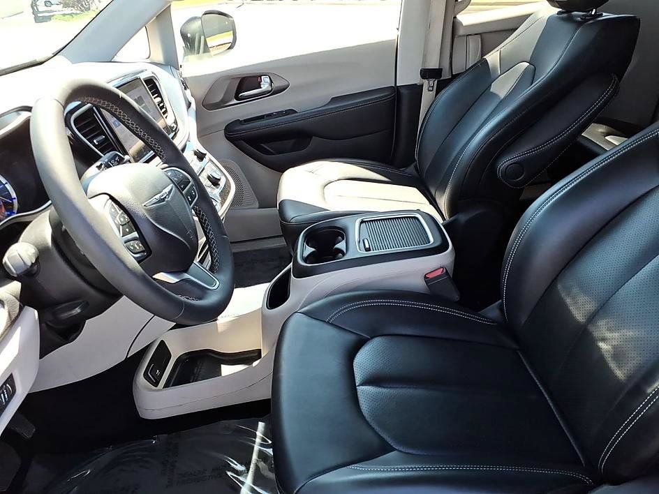 Used 2023 Chrysler Pacifica Touring-L FWD image 17