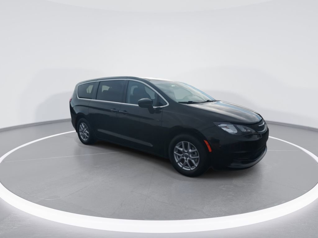 Used 2023 Chrysler Voyager LX image 2