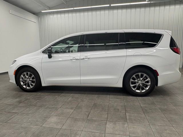 Used 2026 Chrysler Pacifica Limited FWD image 7