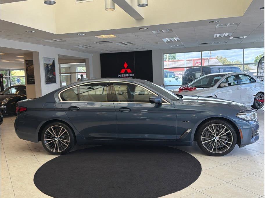 Used 2023 BMW 530e w/ Premium Package RWD image 4