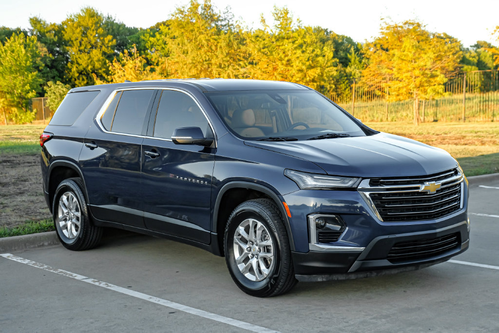 Used 2023 Chevrolet Traverse LS w/ Safety Package FWD image 10