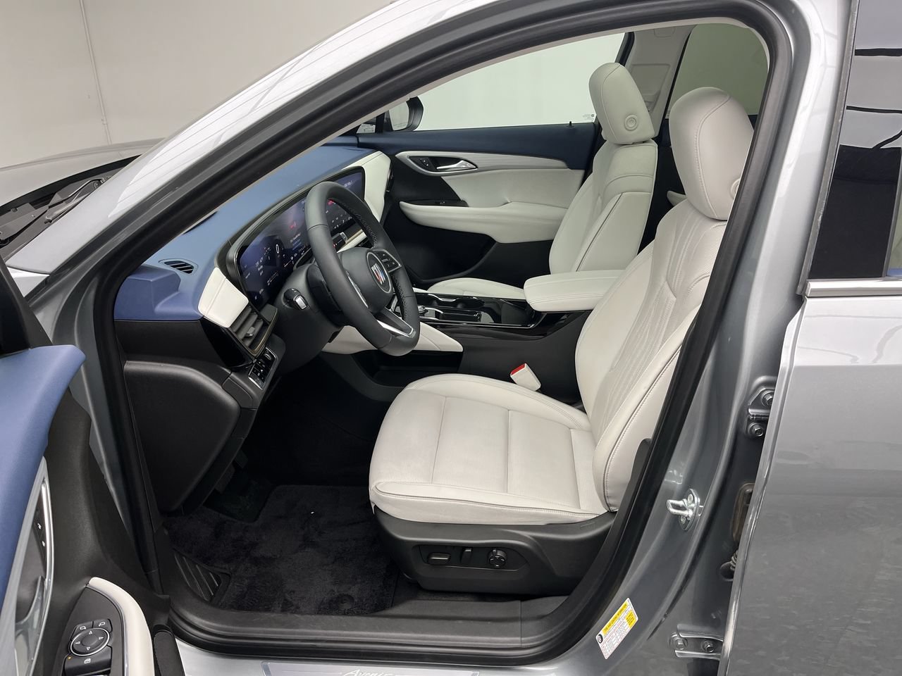 Used 2025 Buick Envision Avenir AWD/4WD image 3