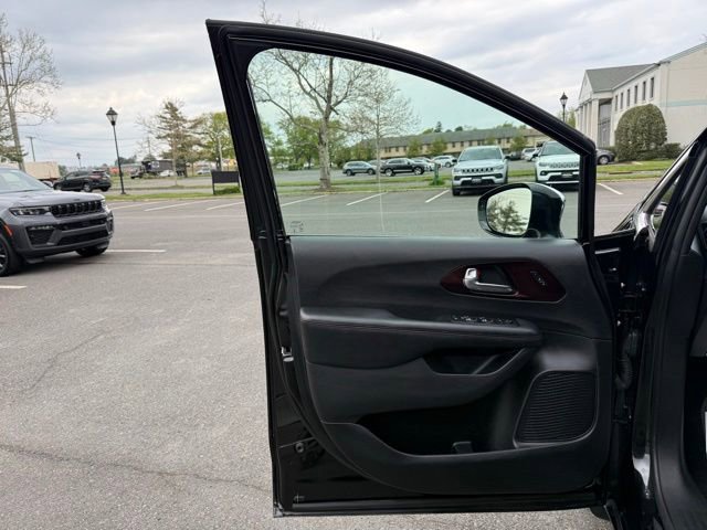 Used 2020 Chrysler Pacifica Limited FWD image 23