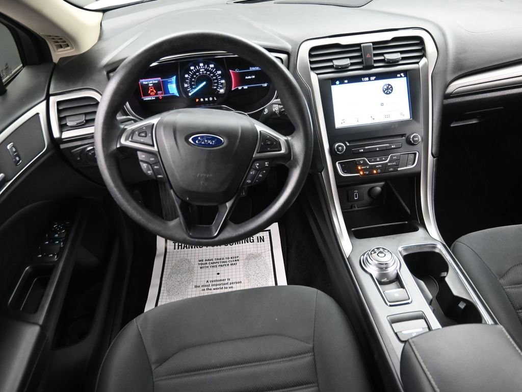 Used 2017 Ford Fusion SE w/ Fusion SE Technology Package image 13