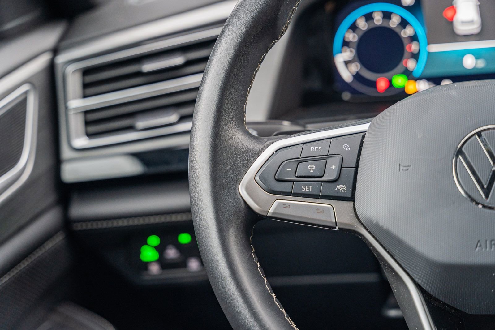 Used 2024 Volkswagen Atlas Cross Sport SE image 28