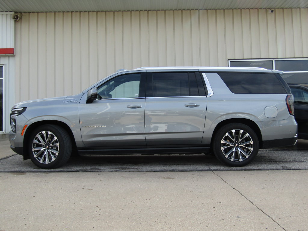 Used 2025 Chevrolet Suburban High Country AWD/4WD image 11