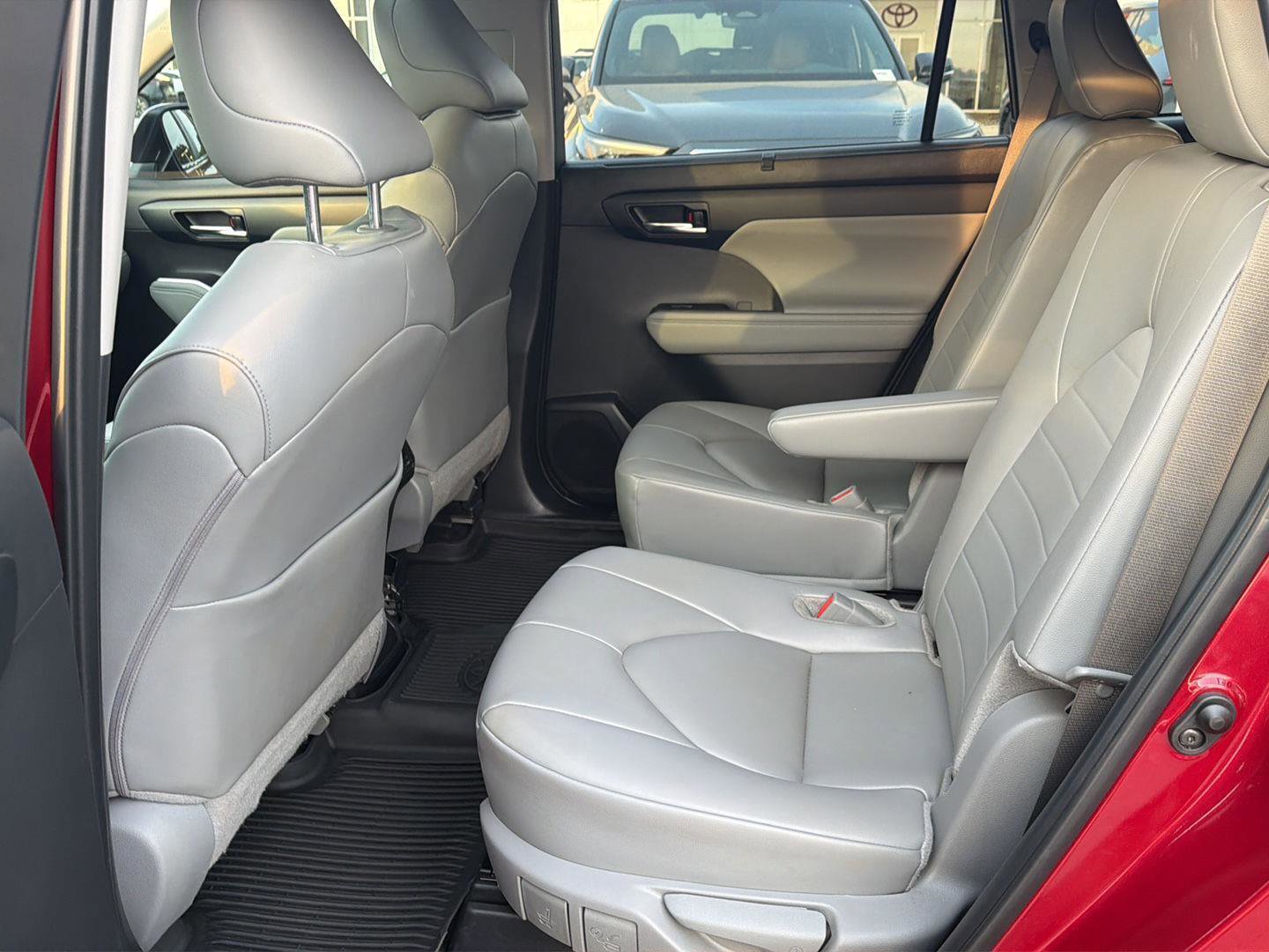Certified 2024 Toyota Highlander XLE AWD/4WD image 11