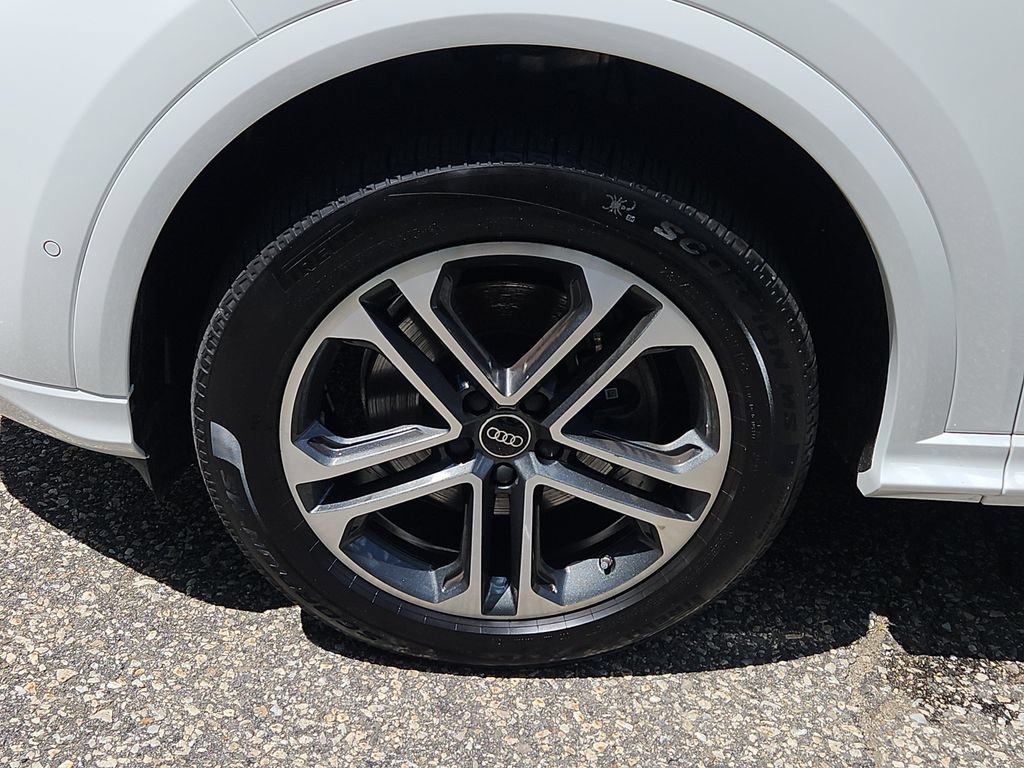 Certified 2025 Audi Q5 Premium w/ Convenience Package AWD/4WD image 2