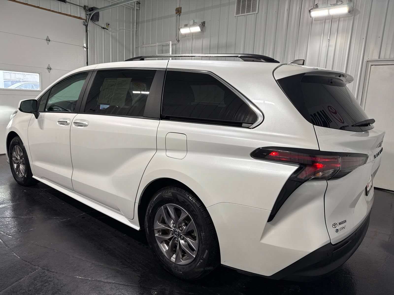 Used 2025 Toyota Sienna XLE FWD image 2