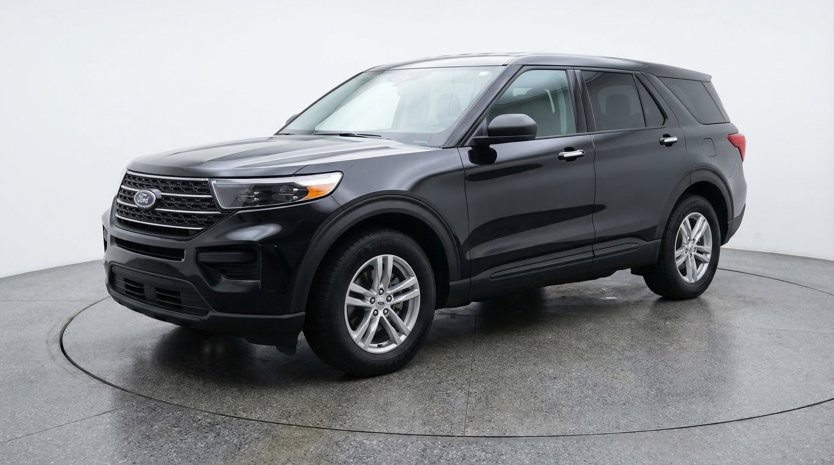 Used 2024 Ford Explorer XLT w/ Equipment Group 202A RWD image 3