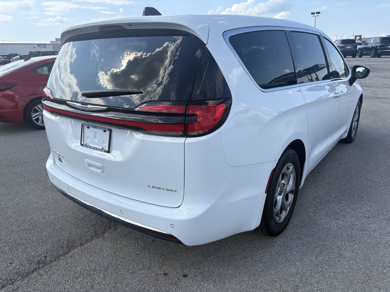 Used 2024 Chrysler Pacifica Limited FWD image 3