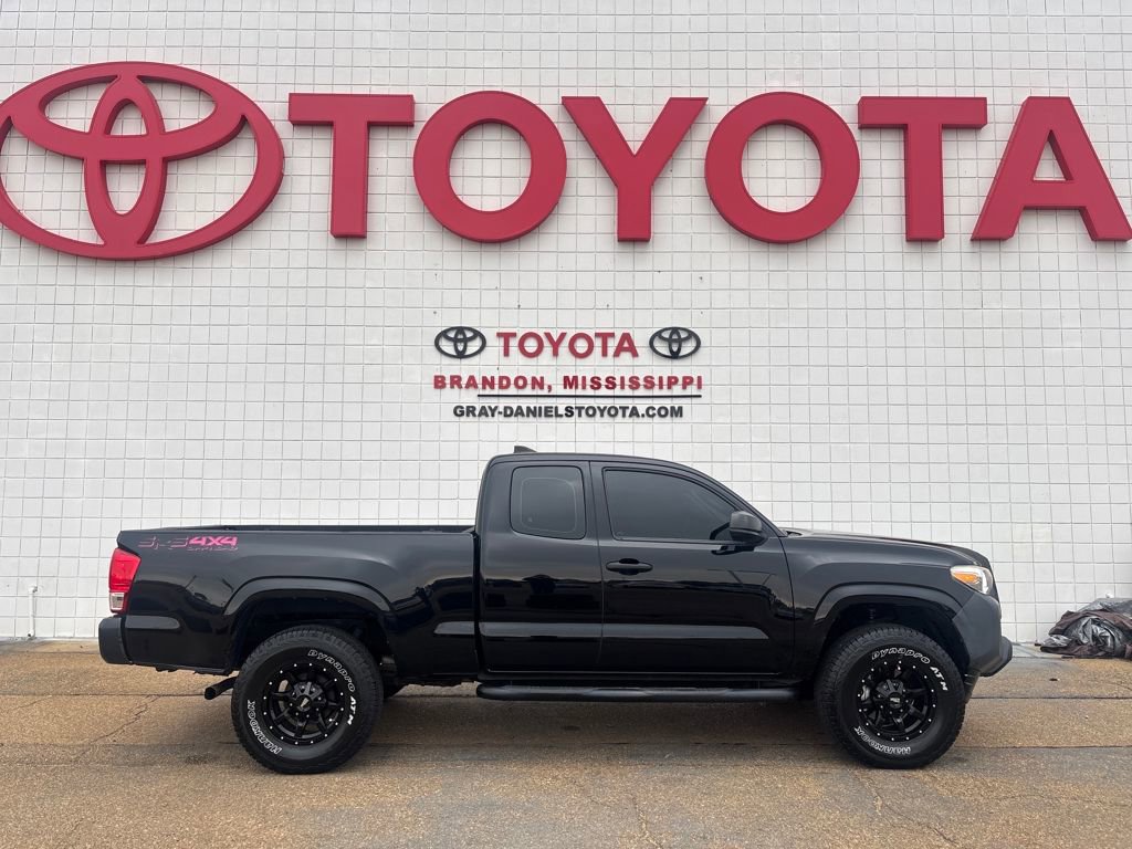Used 2017 Toyota Tacoma SR image 4