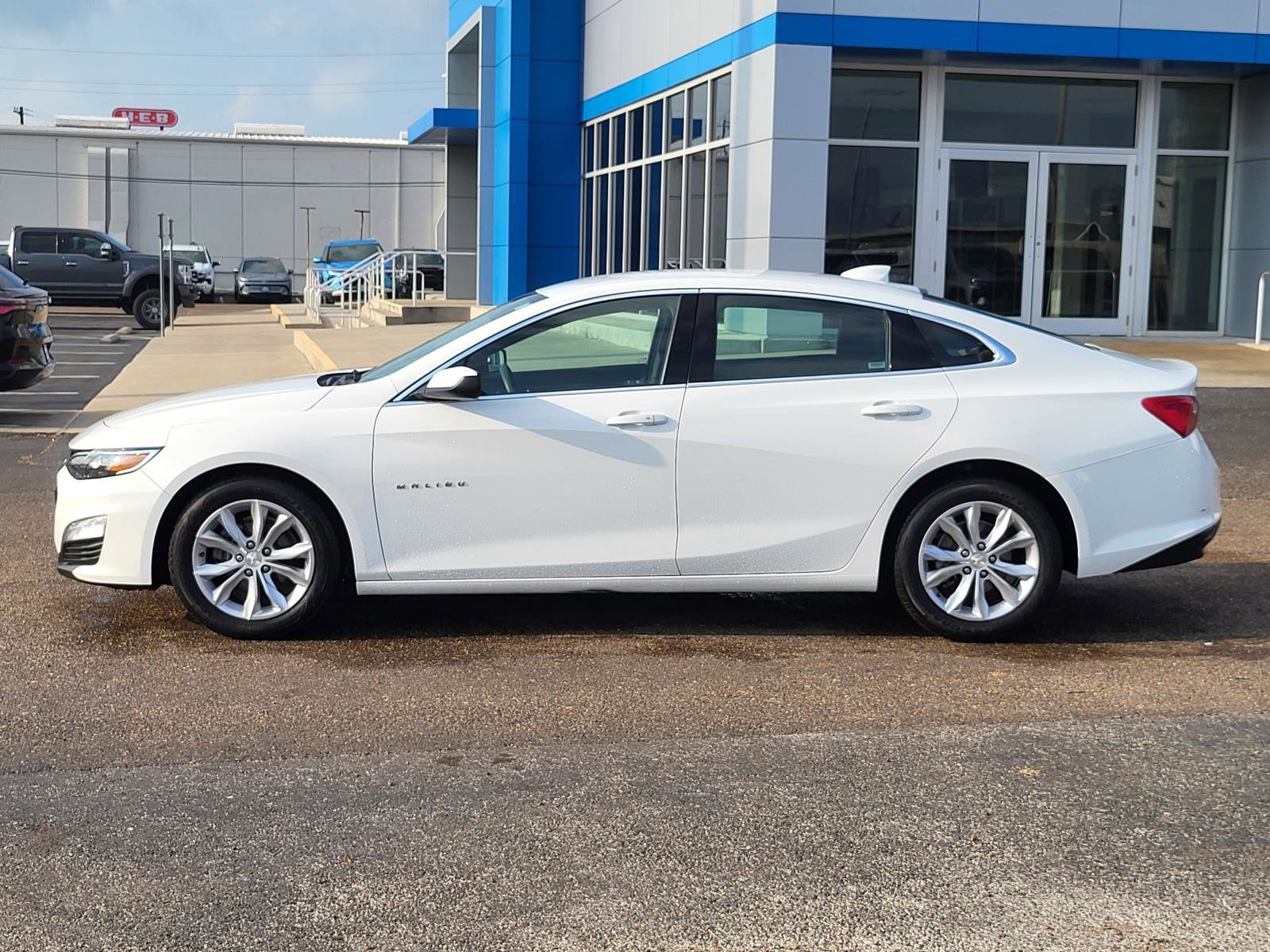 Used 2024 Chevrolet Malibu LT image 2