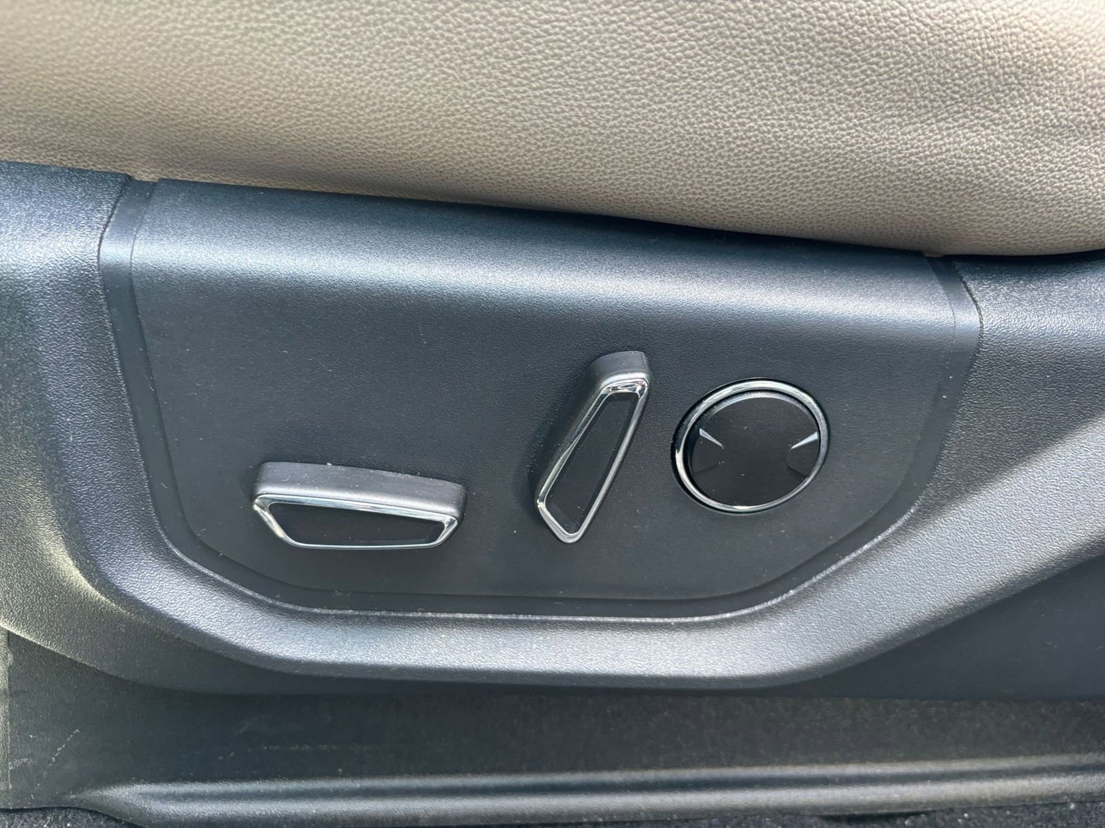 Used 2024 Ford Expedition Limited image 23