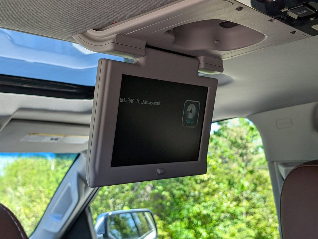 Used 2019 Chevrolet Suburban Premier w/ Premier Plus Edition image 16