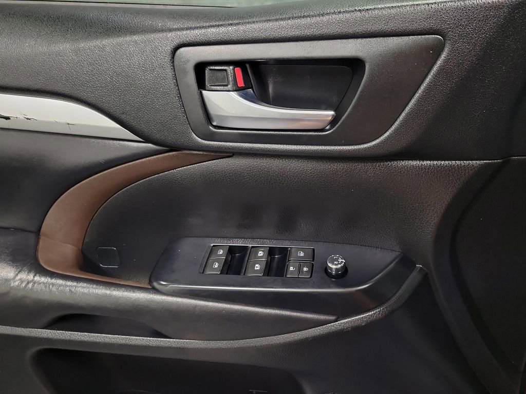 Used 2019 Toyota Highlander XLE image 19