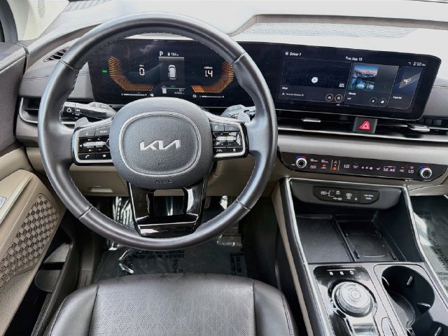 Used 2025 Kia Carnival EX FWD image 17