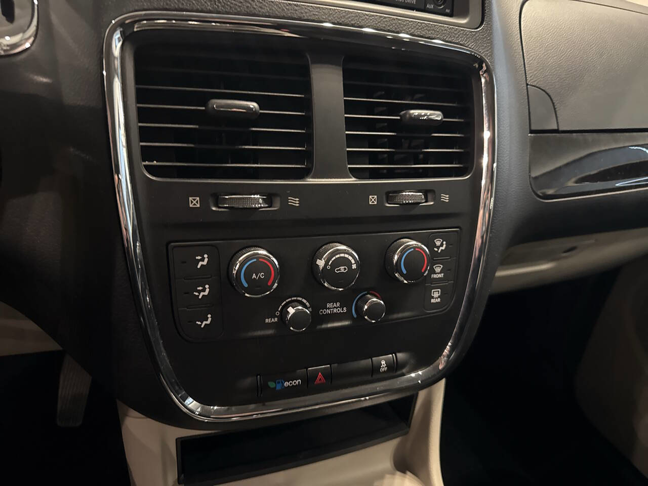 Used 2012 Dodge Grand Caravan SXT w/ UConnect Hands-Free Group image 31