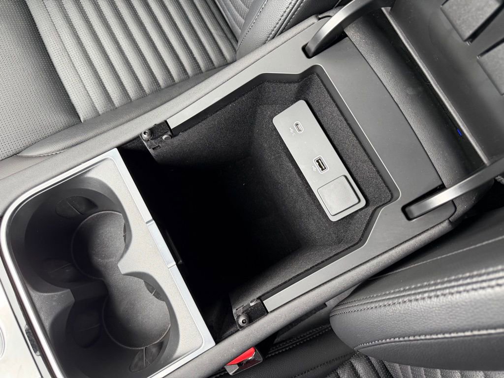 Used 2023 Land Rover Discovery Sport SE image 28